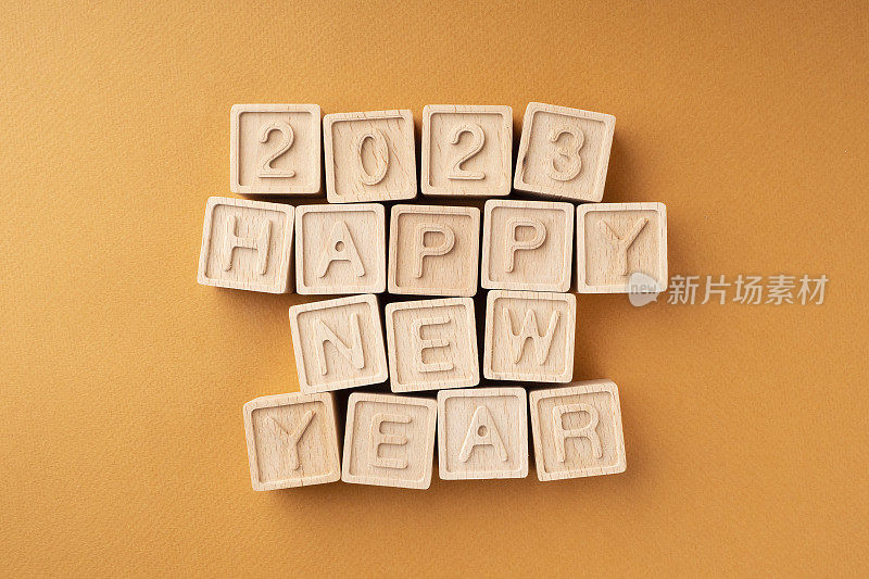 用木块做成的扁平新年作品，上面写着“New Year 2023”。圣诞节的概念。寒假贺卡。布局，平铺